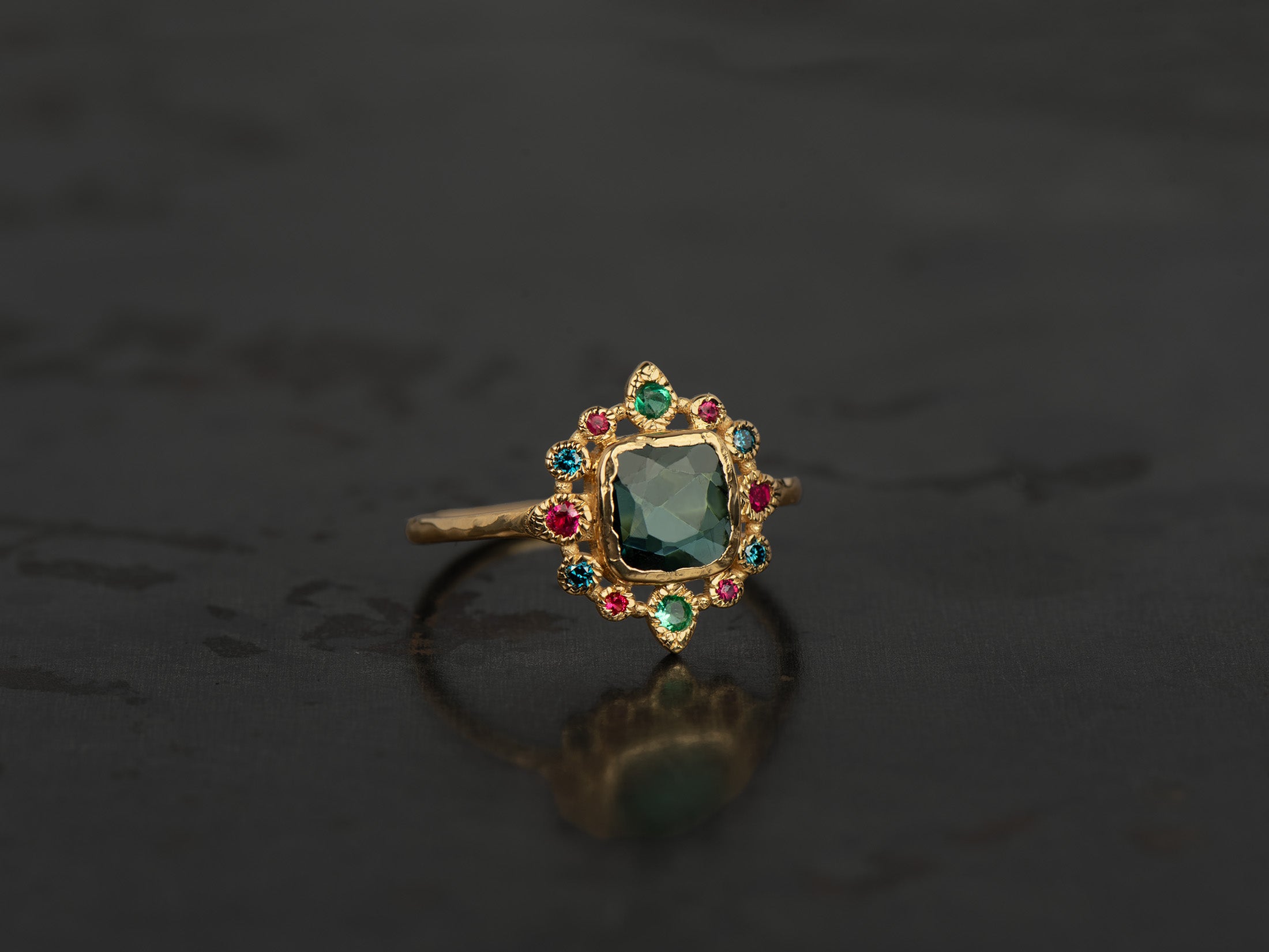 Bague Sagan tourmaline indigo coussin 1,44cts, rubis, emeraude et diamants bleus or jaune