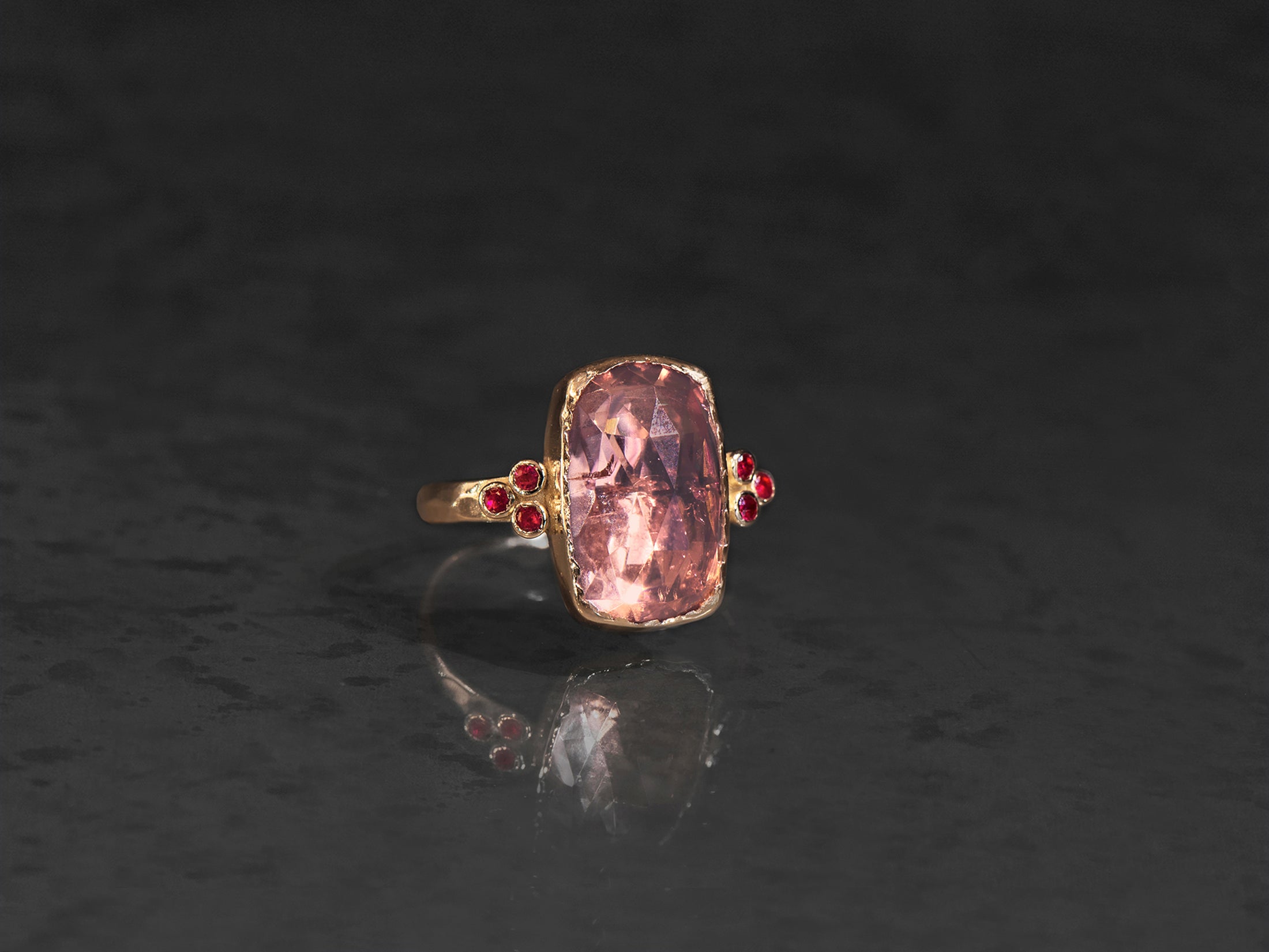 Bague Queen rubis tourmaline rose 6,05cts or jaune – bijou artisanal signé Emmanuelle Zysman