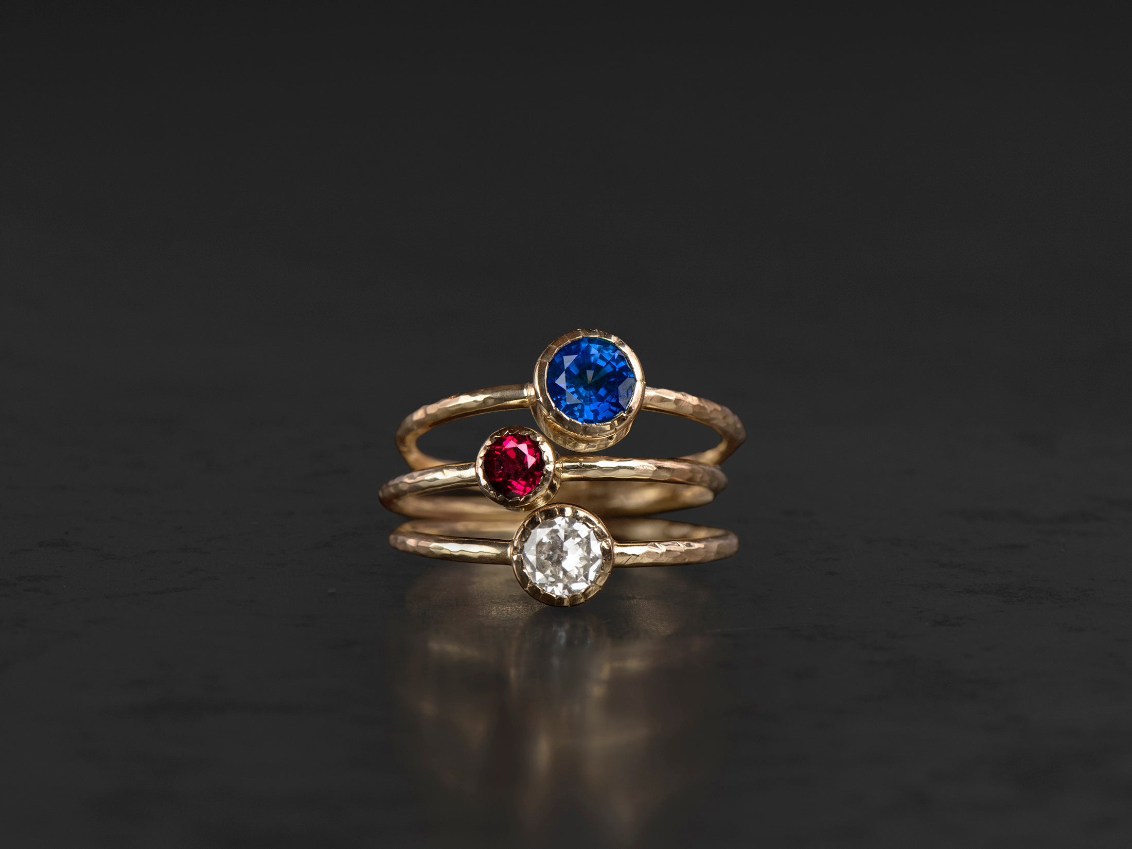 Montage sur mesure d'un saphir de 1,6 ct, d'un diamant de 0,66 ct et d'un rubis de 0,73 ct