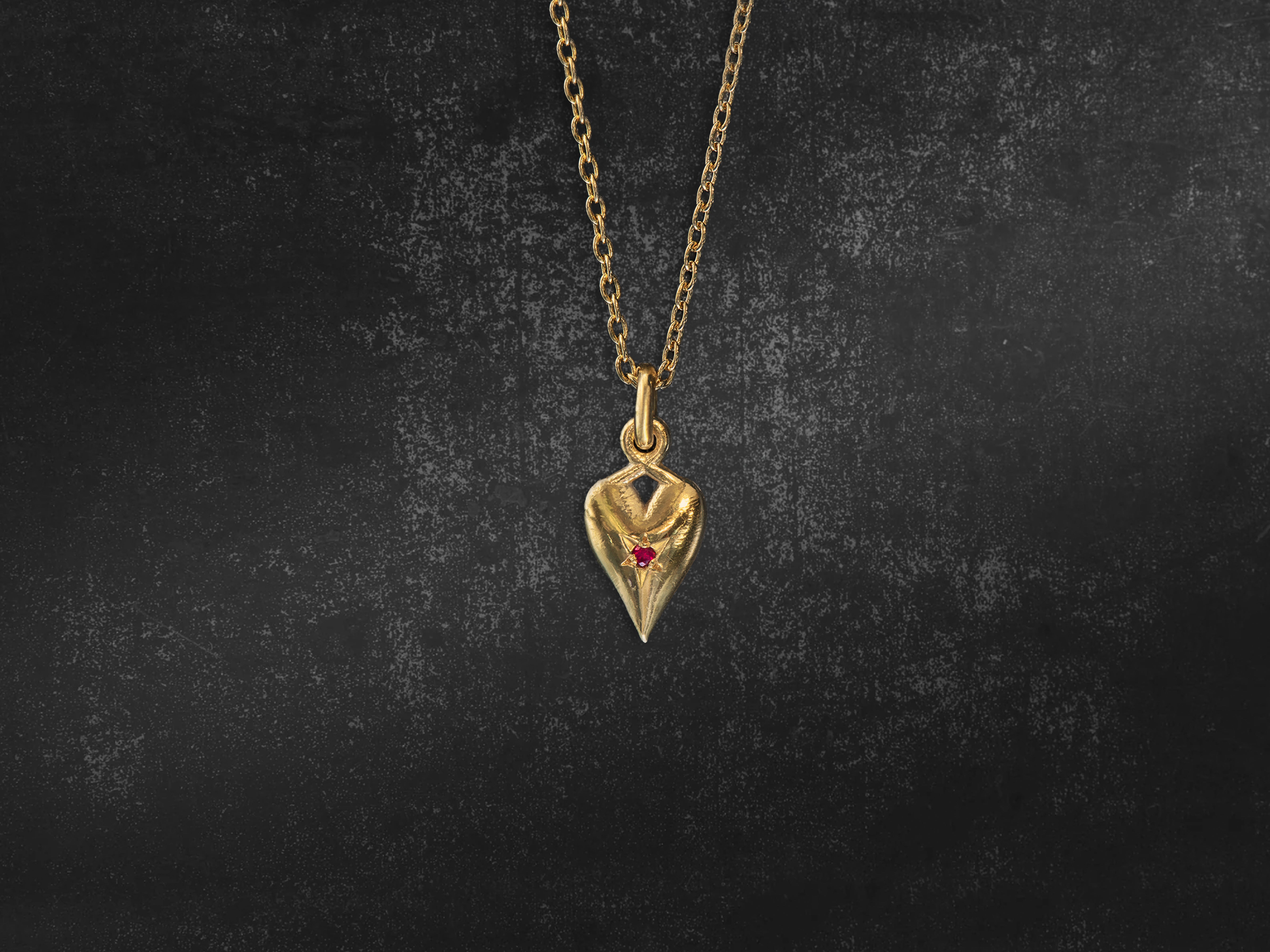 Dracones ruby ​​heart necklace PM yellow gold