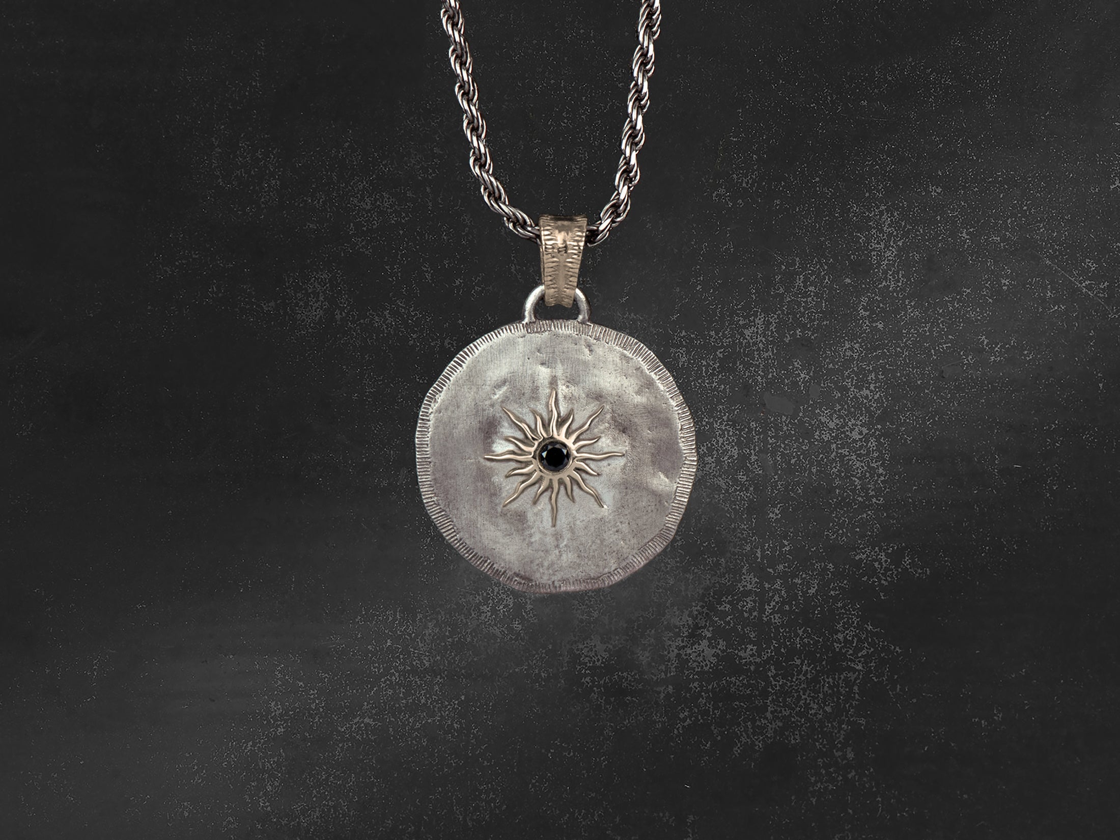 Pendentif Solis Lux rond GM soleil diamant noir
