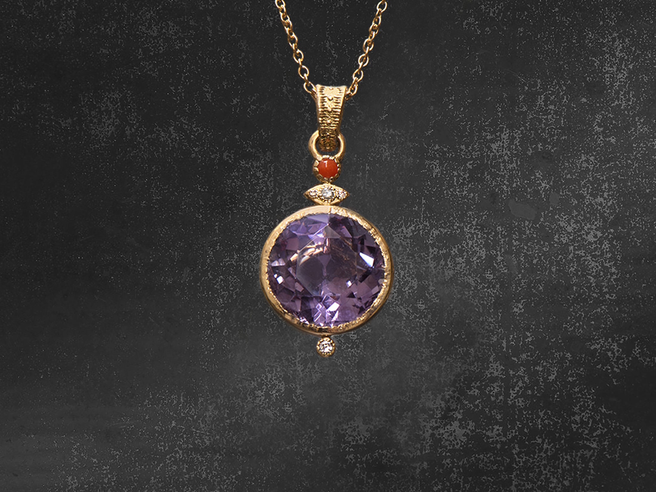 Collier or jaune améthyste, corail et diamants miel