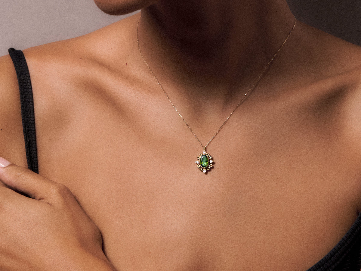 Sagan 05 necklace with green tourmaline, 1.84 carats of diamonds, yellow gold