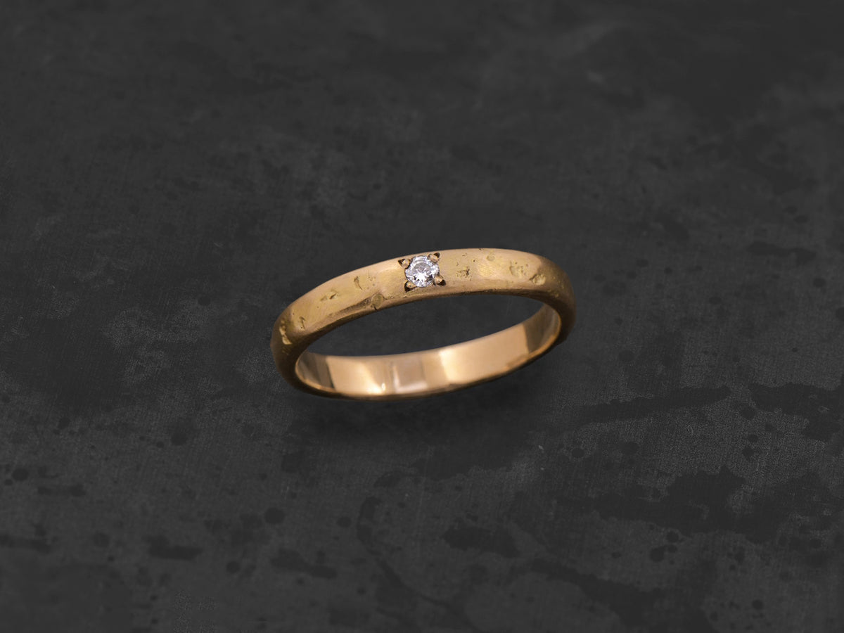 Alliance Lorelei martelée pierre diamant or jaune