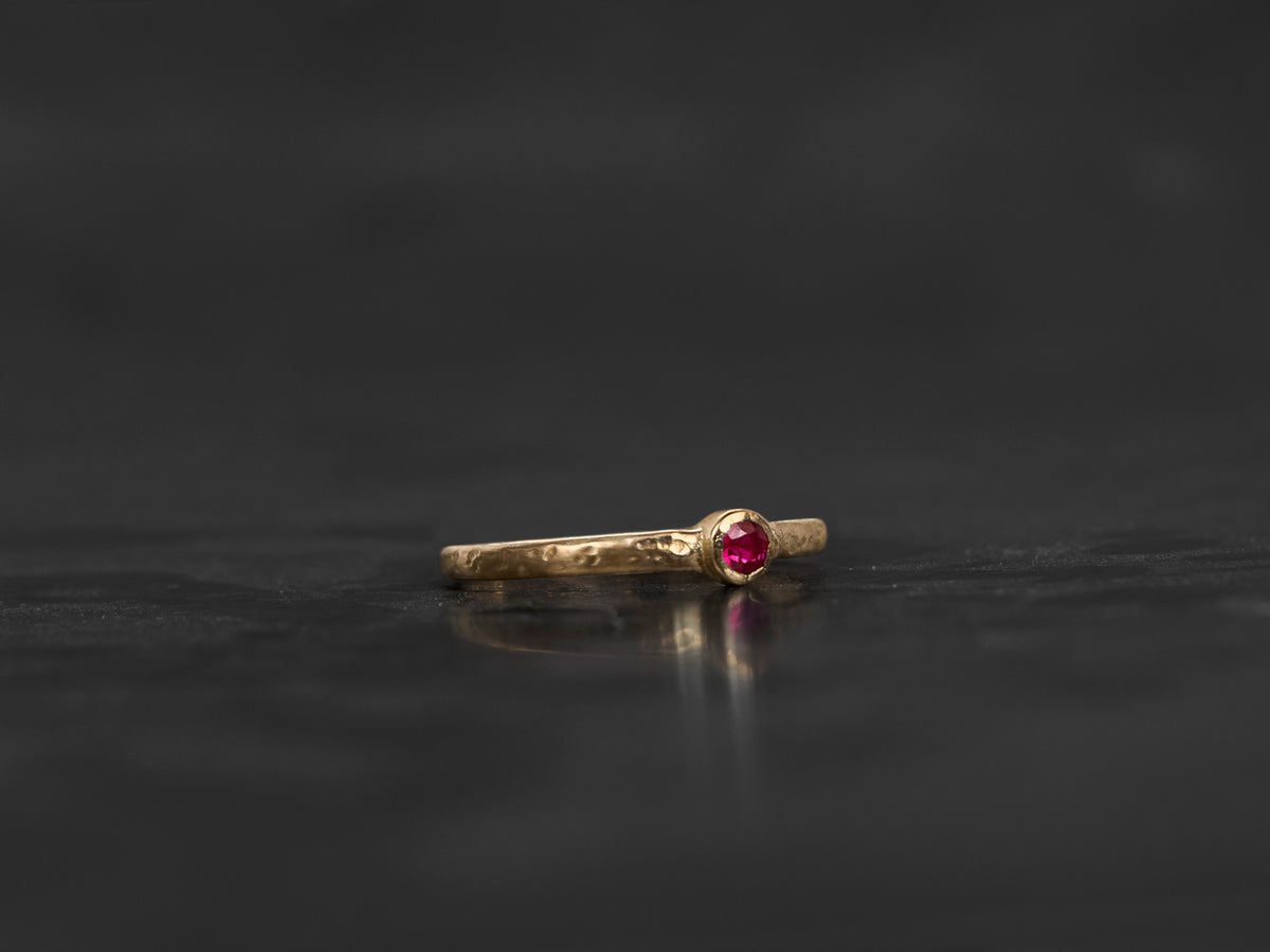 Bague Mon Chéri martelé pierre rubis 30/10e Or