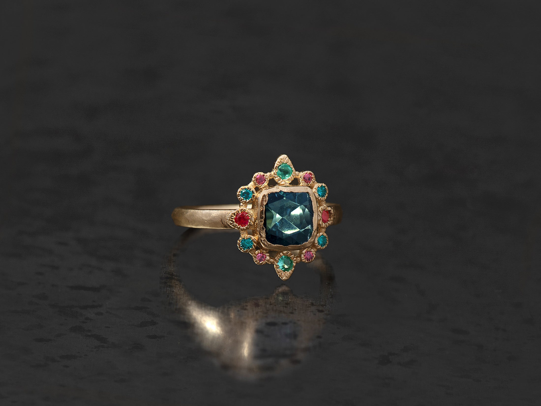 Bague Sagan tourmaline indigo coussin 1,44cts, rubis, emeraude et diamants bleus or jaune