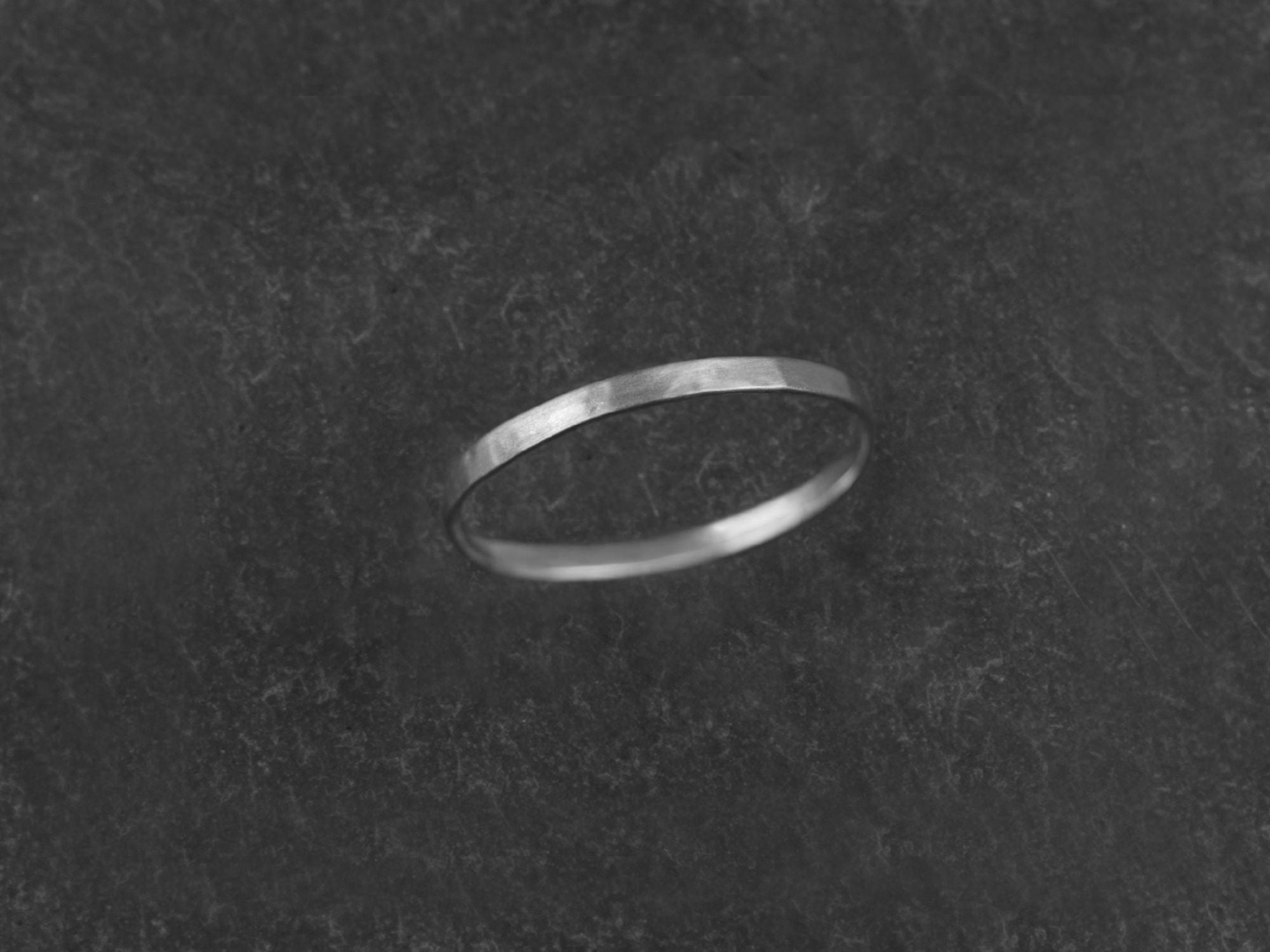 Alliance Mon Chéri Large martelée homme