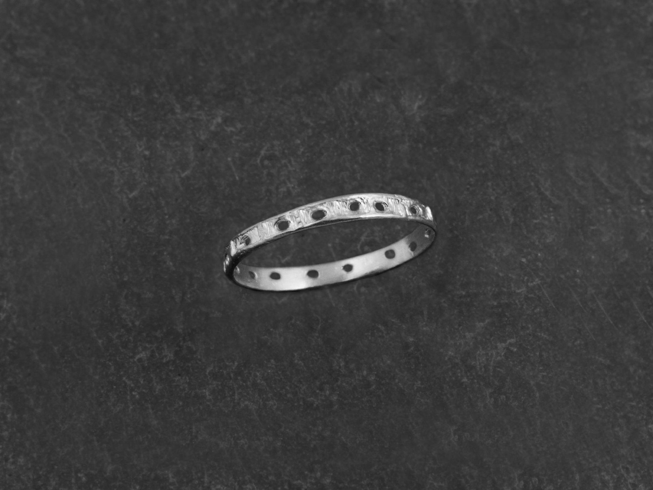 Bague Minos Perforée Platine — bijou signature Emmanuelle Zysman en argent ou vermeil, élégant et intemporel