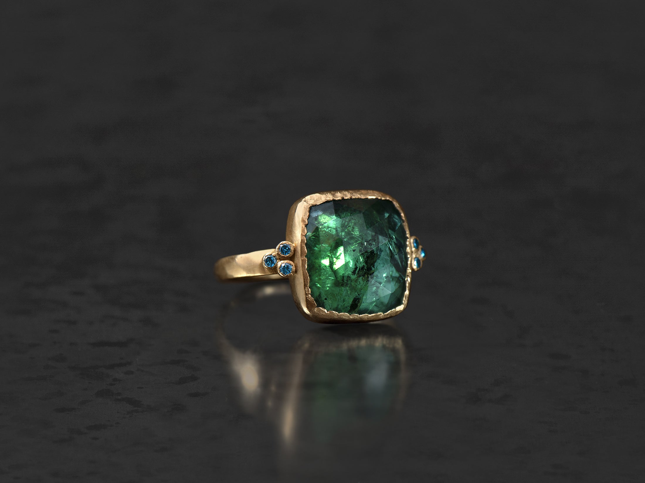 Bague Queen diamants bleus Tourmaline verte 7,61 cts or jaune