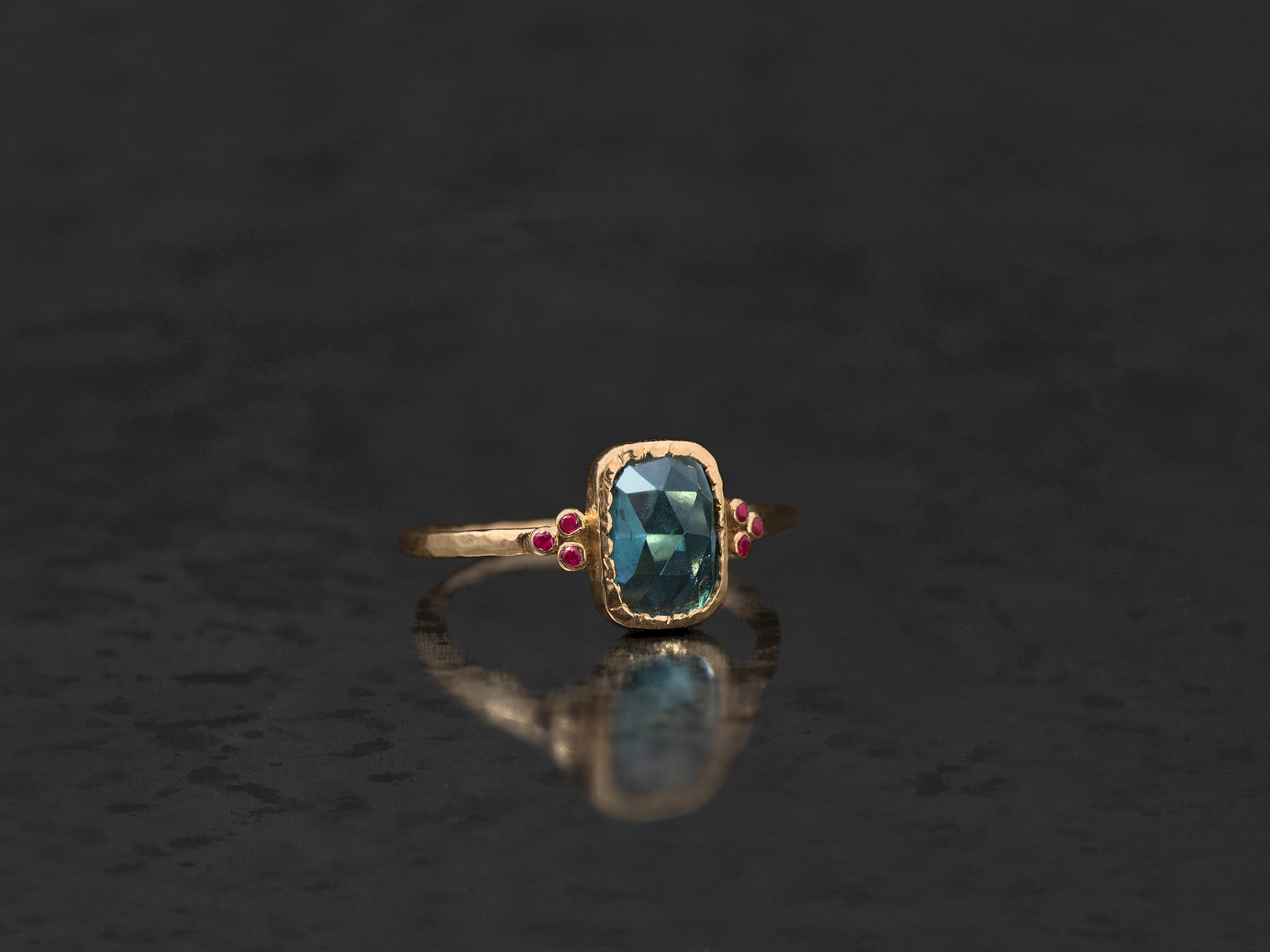 Bague Baby Queen rubis or jaune 14k et tourmaline bleue 1,38cts