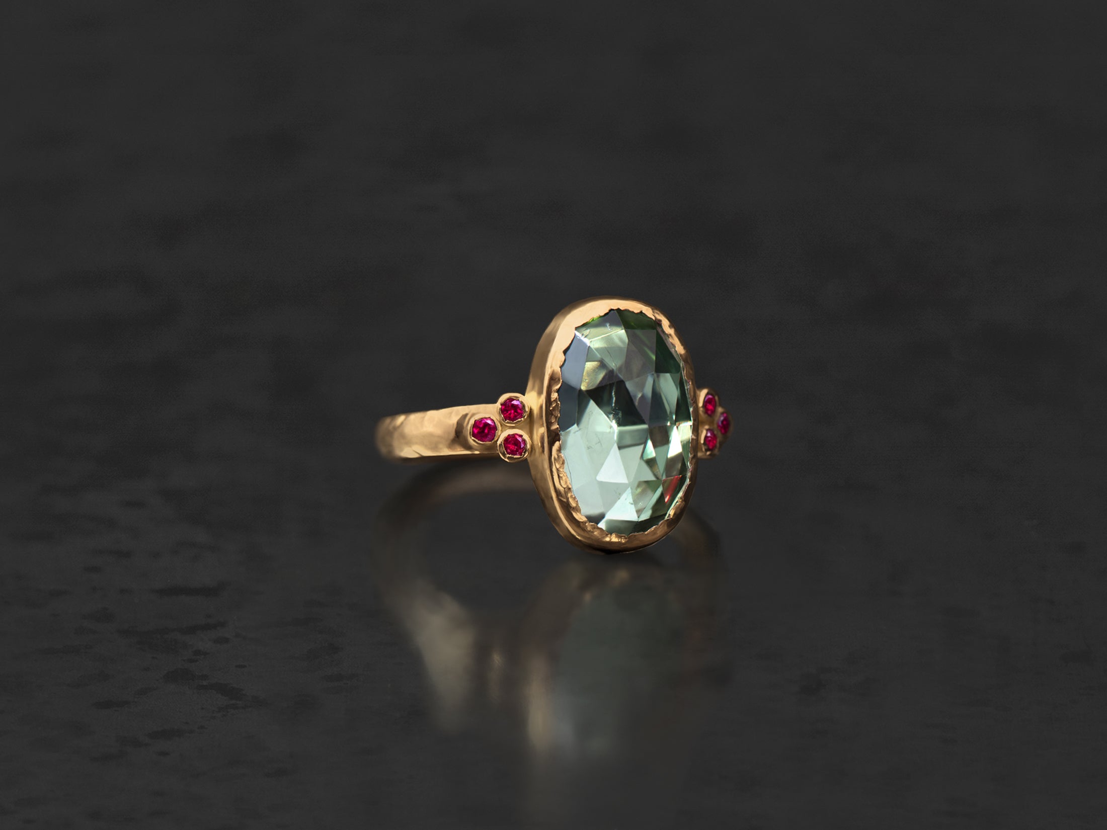 Queen ruby ring yellow gold green tourmaline 4,28cts