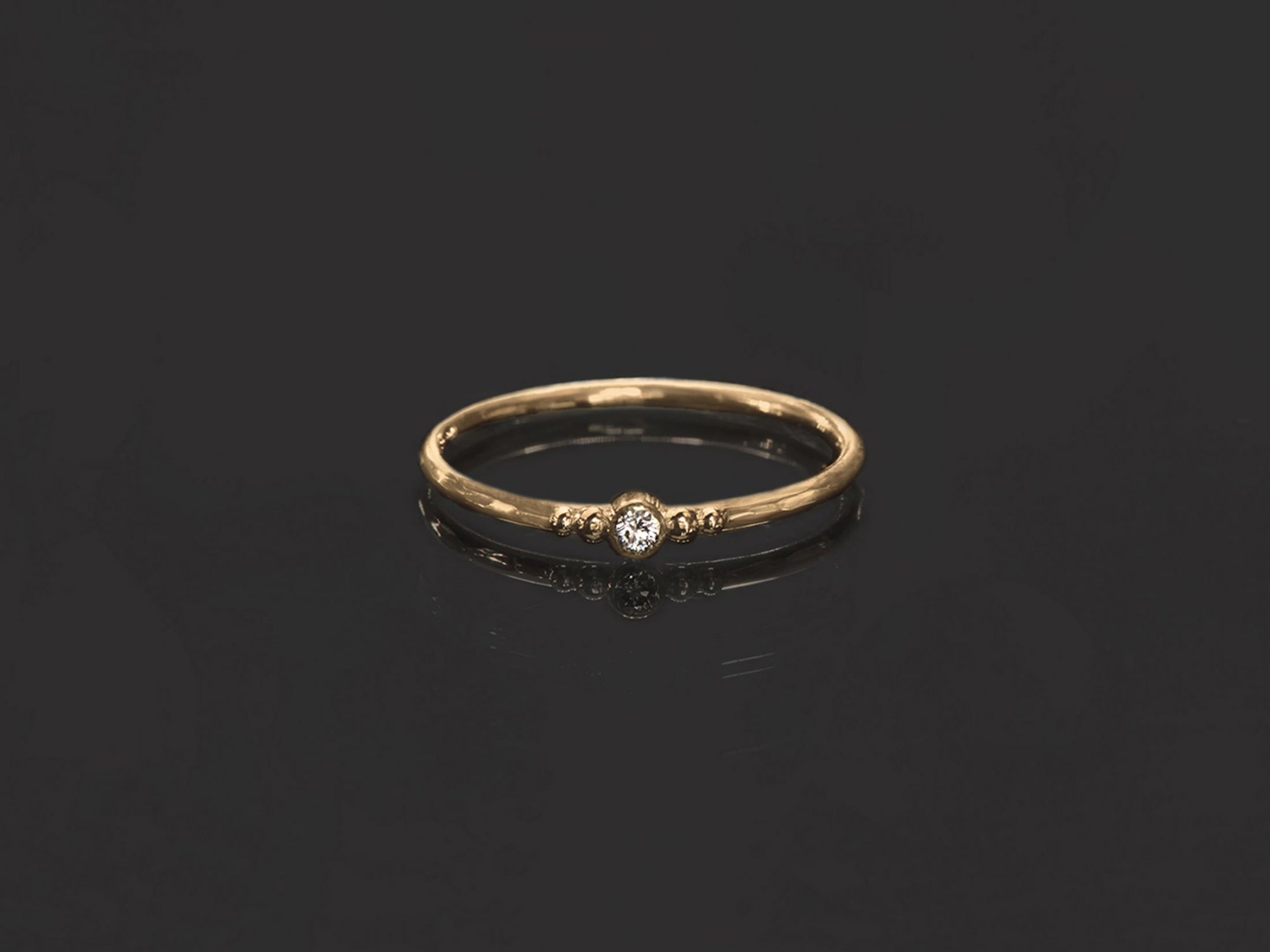 Bague Rhéa, diamant 0,035ct serti clos sur fin anneau d'or martelé, billes d'or. Solitaire très délicat fait main à Paris - Emmanuelle Zysman