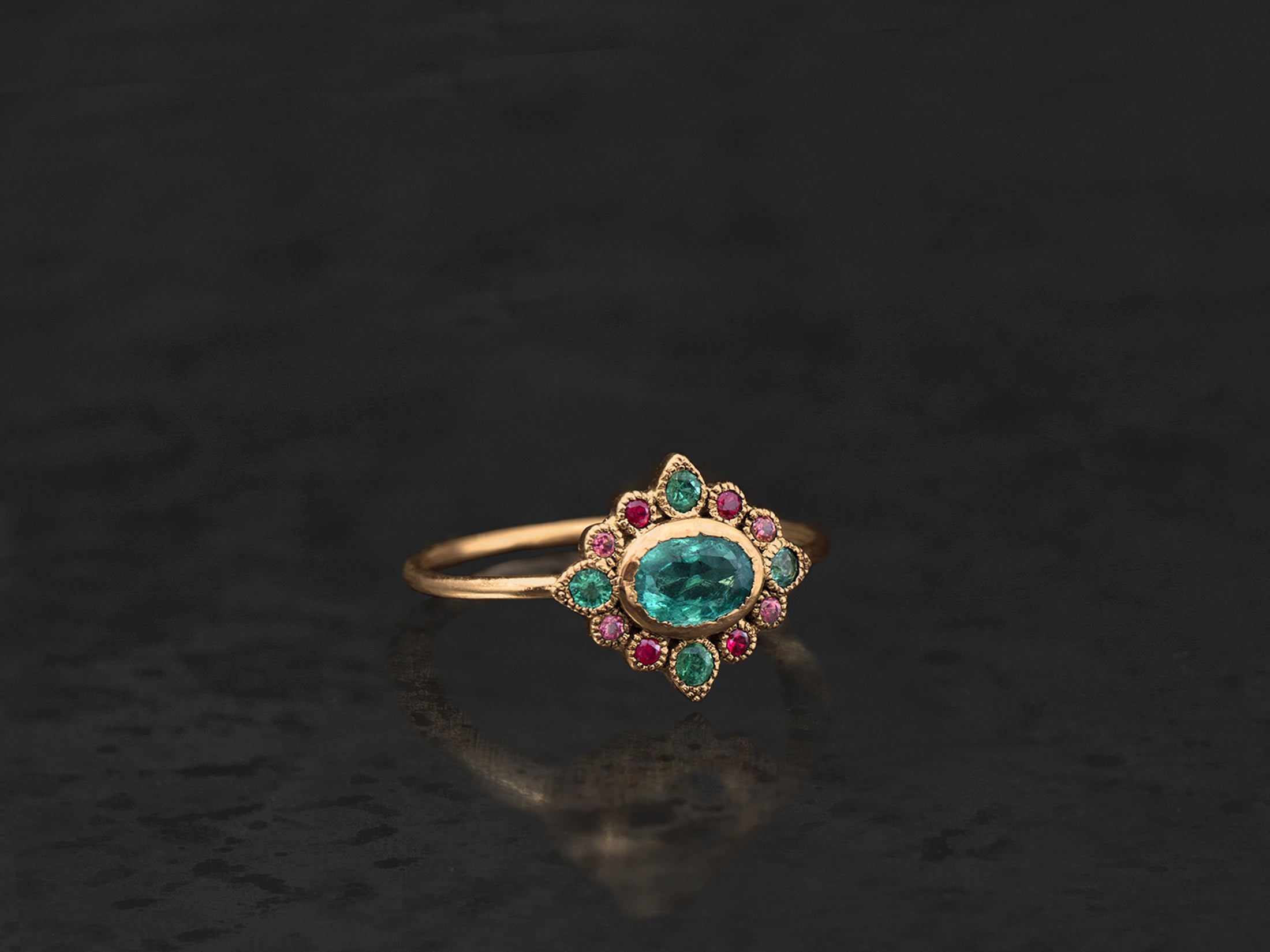 Bague Sagan emeraude ovale 0,47cts, rubis et spinelles roses or jaune