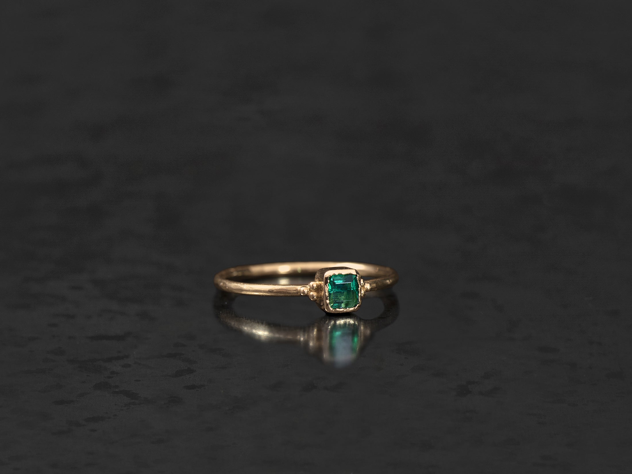 Yellow gold Zelda ring with cushion emerald 0.19cts