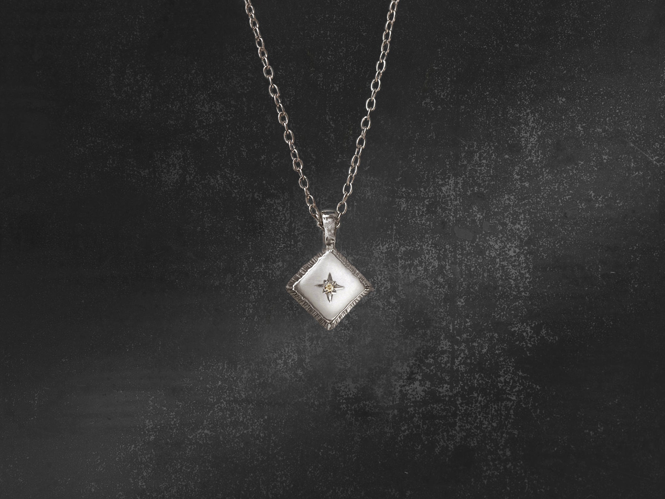 Collier Adama argent, médaillon losange serti d'un diamant champagne en étoile, Emmanuelle Zysman