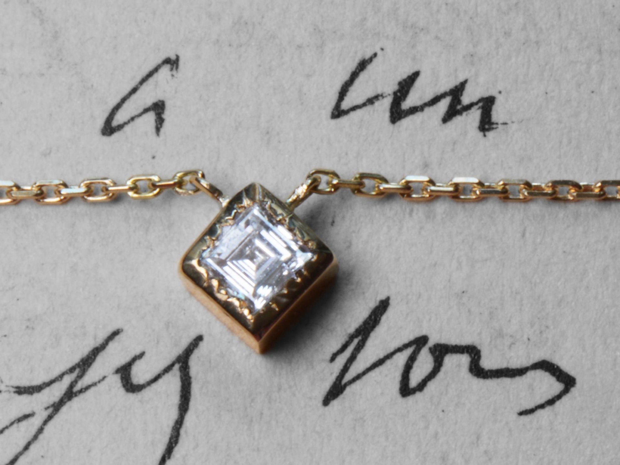 Montage d'un diamant princesse en collier