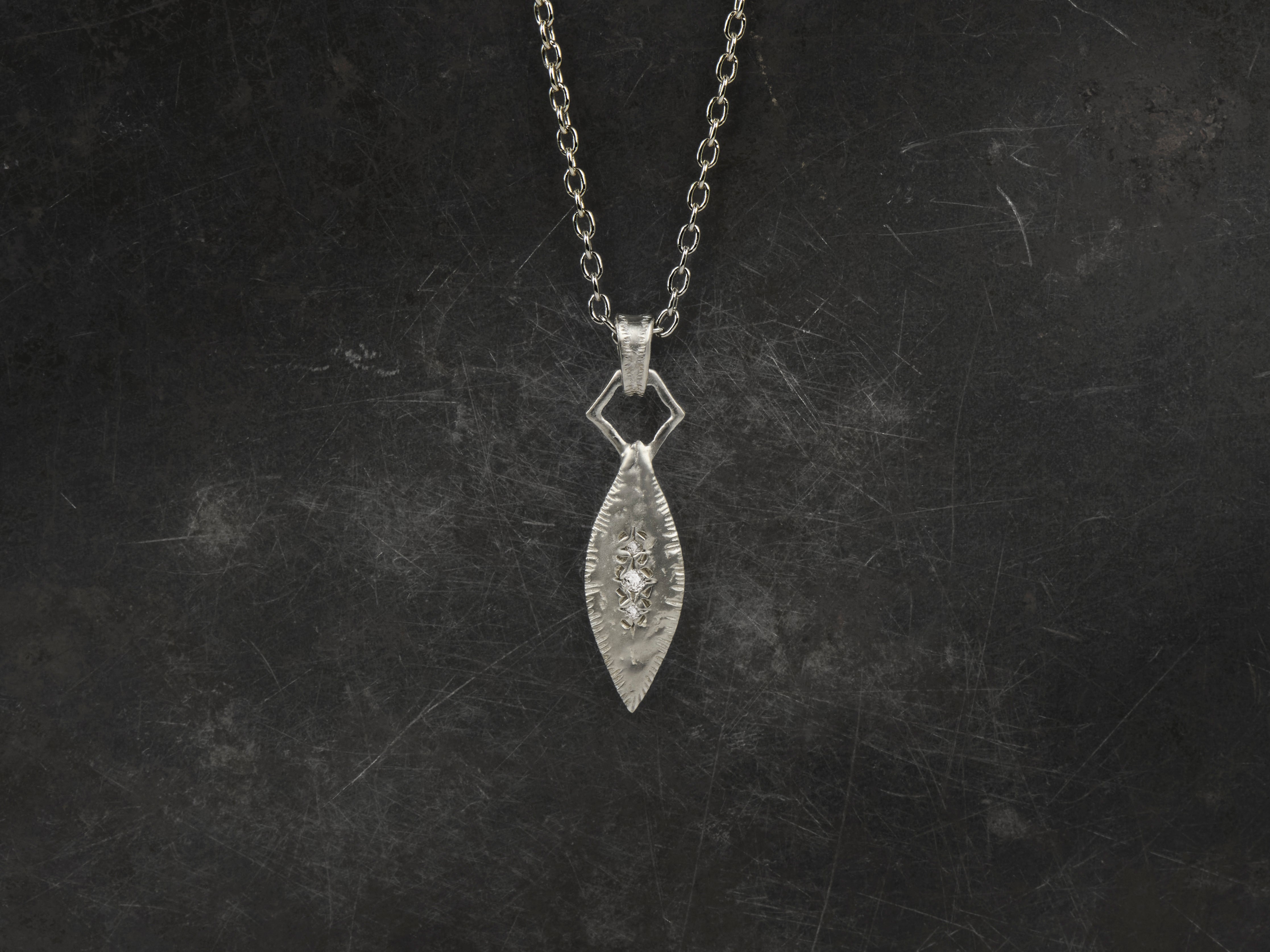 Collier Sword argent, pendentif épée martelé serti de diamants champagne, Emmanuelle Zysman