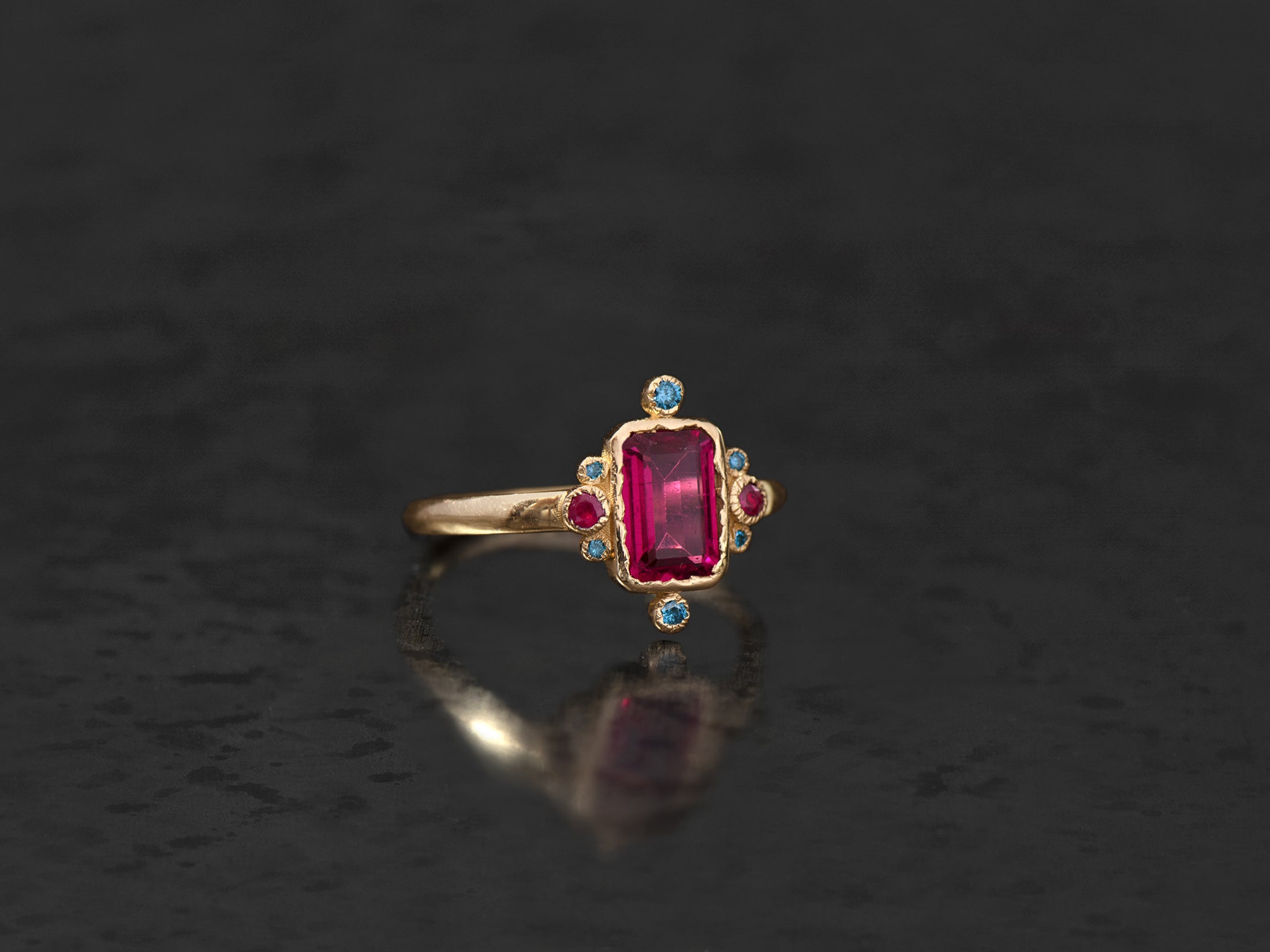 Bague Sagan tourmaline rose rectangle 0,96cts, diamants bleus, rubis et or jaune